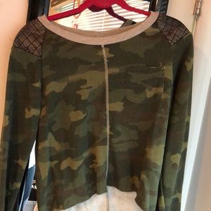 Cute camo sweatshirt with leather shoulders
